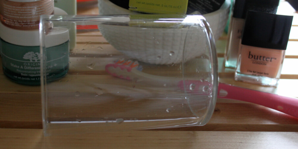 HELT REN: Tannkremen tok vekk både fingermerker og flekker på denne koppen.