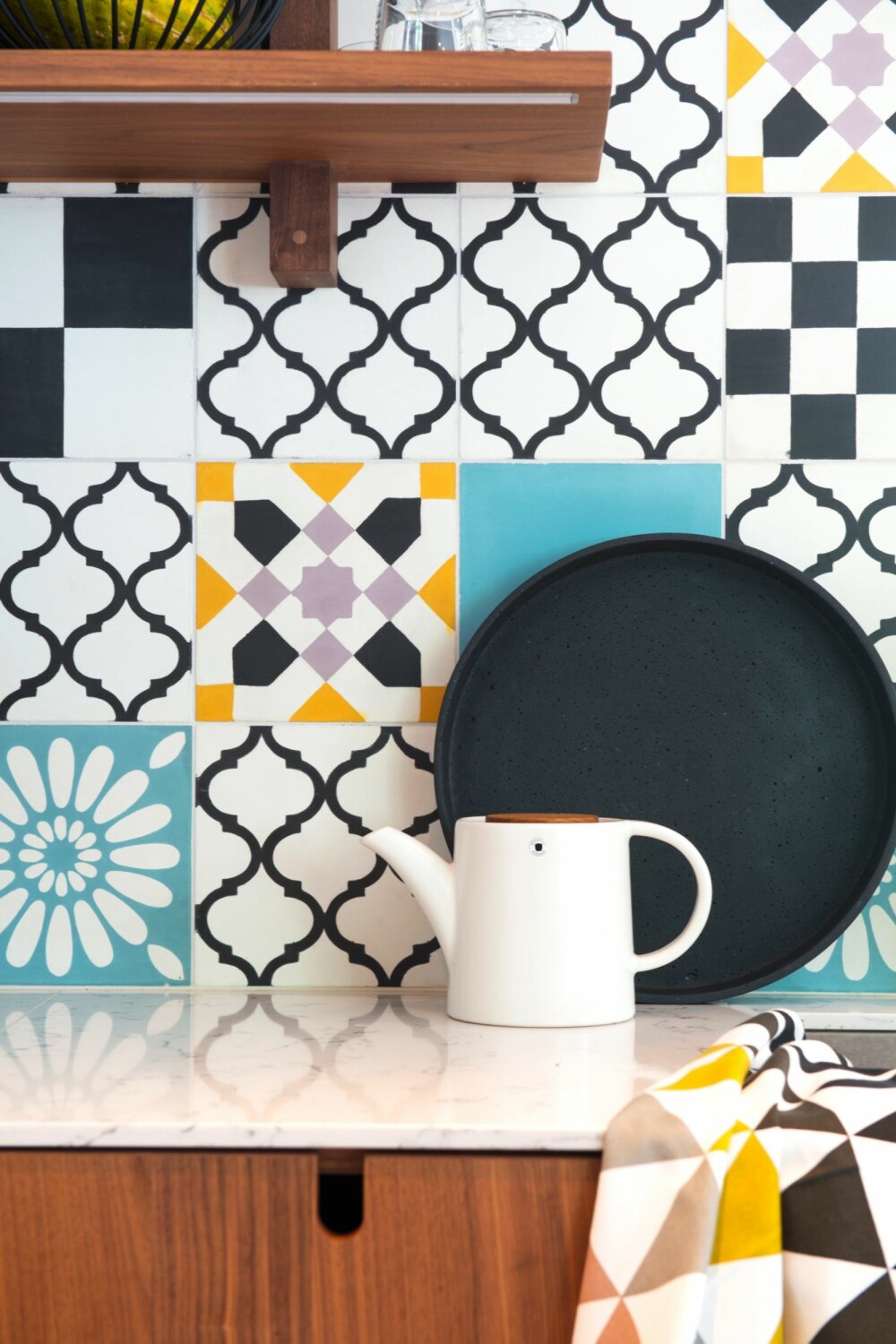 FLISEFINT: De marokkanske sementflisene er kjøpt hos far-far.no. Flere ulike mønstre er satt sammen til en flate. Tekanne fra Höganäs. Styling: Juni Hjartholm. FLISEFINT: De marokkanske sementflisene er kjøpt hos far-far.no. Flere ulike mønstre er satt sammen til en flate. Tekanne fra Höganäs. Styling: Juni Hjartholm.