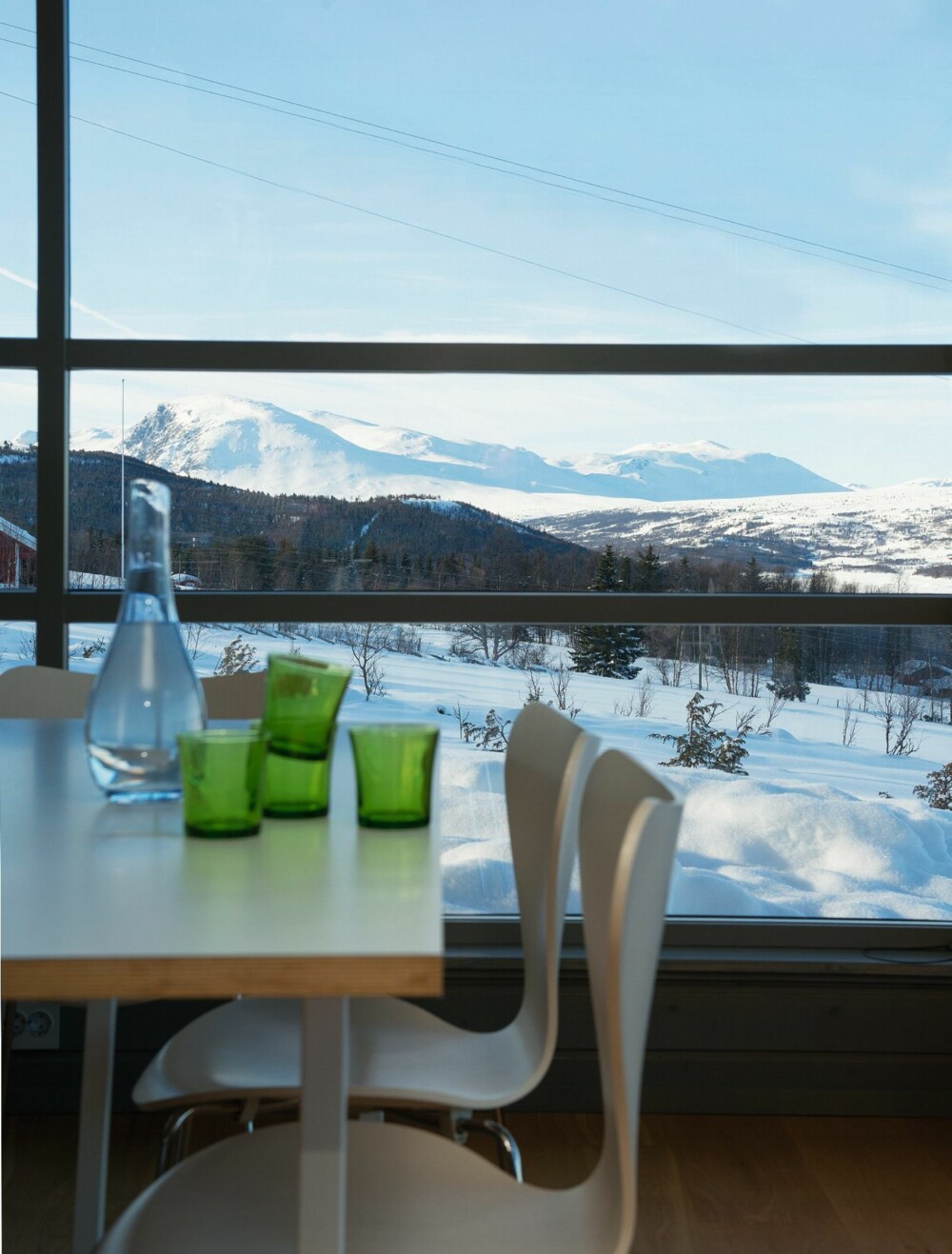 FIN BELIGGENHET: De store glassflatene lar landskapet spille hovedrollen i den nybygde hytta. FIN BELIGGENHET: De store glassflatene lar landskapet spille hovedrollen i den nybygde hytta.