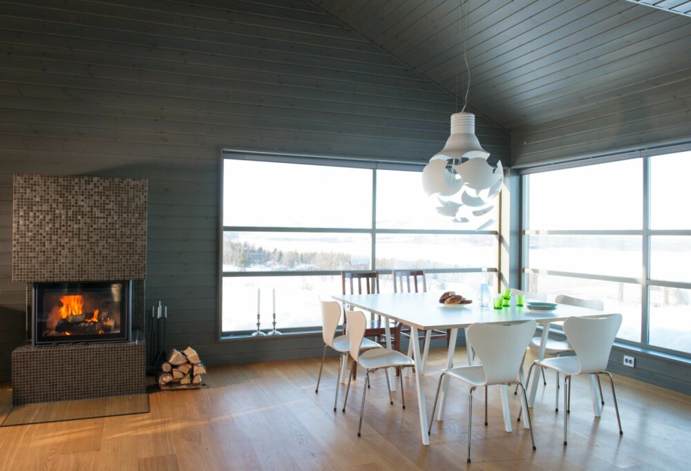 MODERNE STIL: Det helhvite spisemøblementet består av stoler fra Fritz Hansen og bord fra Hay. To av de gamle stolene er fra den forrige hytta. Lampen Scheisse er fra Northern Lighting. MODERNE STIL: Det helhvite spisemøblementet består av stoler fra Fritz Hansen og bord fra Hay. To av de gamle stolene er fra den forrige hytta. Lampen Scheisse er fra Northern Lighting.