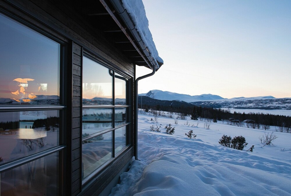 UTENFOR SPISEKROKEN. Hytta har orkesterplass til det åpne landskapet på Golsfjellet. UTENFOR SPISEKROKEN. Hytta har orkesterplass til det åpne landskapet på Golsfjellet.