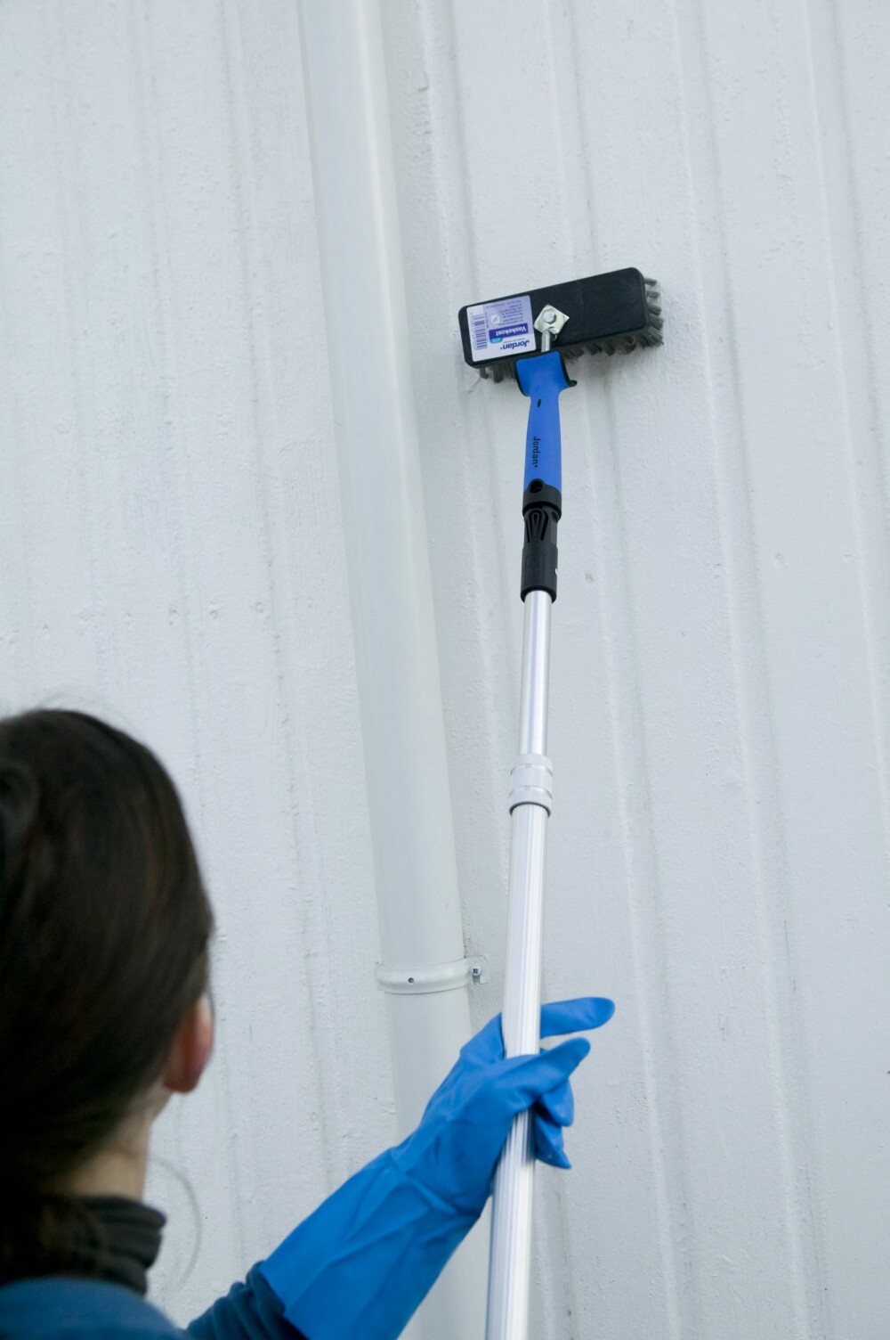 VASK MED KOST: Bruk en halvstiv børste eller kost når du skal vaske veggene.