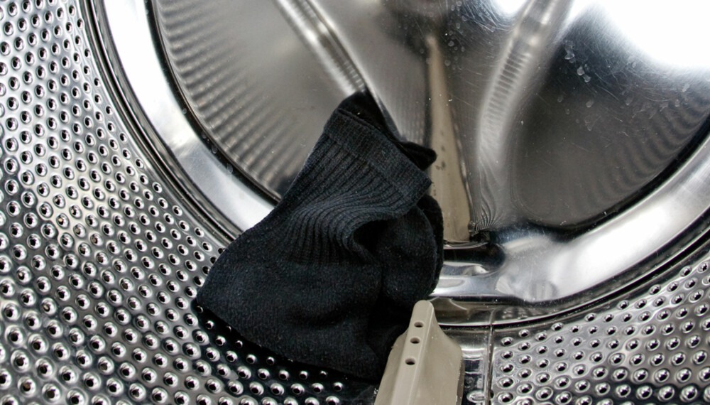 HVEM HAR SKYLDA?: De fleste av oss opplever fra tid til annen å sitte igjen med enslige sokker. Noen mener at vaskemaskinen har skylda.