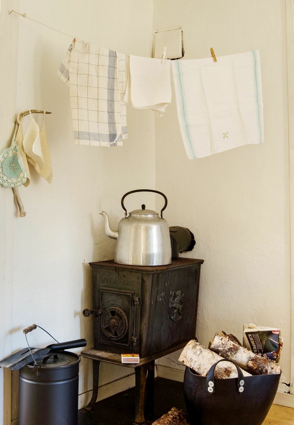 GOD VARME: Vedovnen varmer både rommet, vann og mat og i det lille kjøkkenet. 
