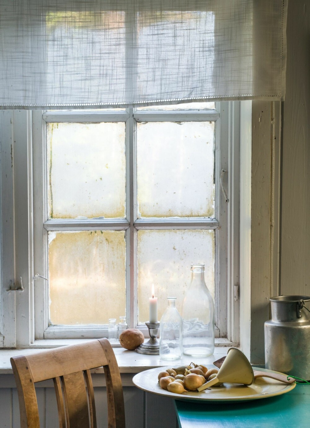 HVITT OG ENKELT: Der hvor det er hengt opp gardiner er det bare valgt enkle hvite stoffer som er stiftet opp over vinduene. 