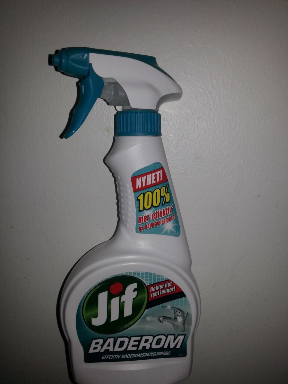 JIF BADEROM: Såperester forsvant, men sprayen fjernet ikke all kalk.