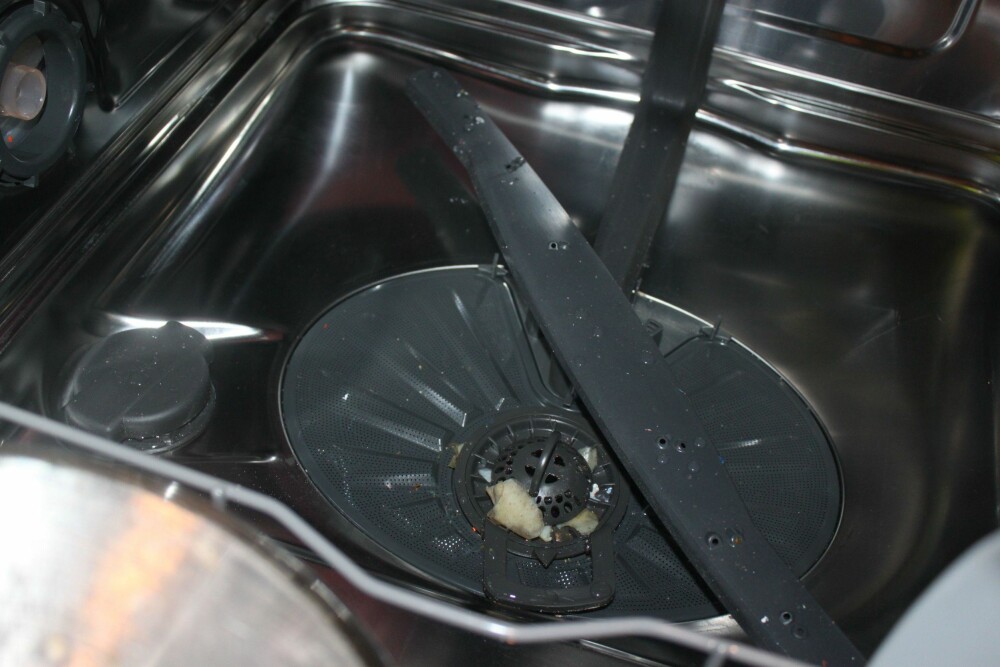 RENGJØR FILTER: Matrester som sitter fast i filteret kan gjøre både at oppvasken din ikke blir skikkelig ren, og  kan også være årsaken til at oppvaskmaskinen din lukter surt FOTO: Trine Jensen