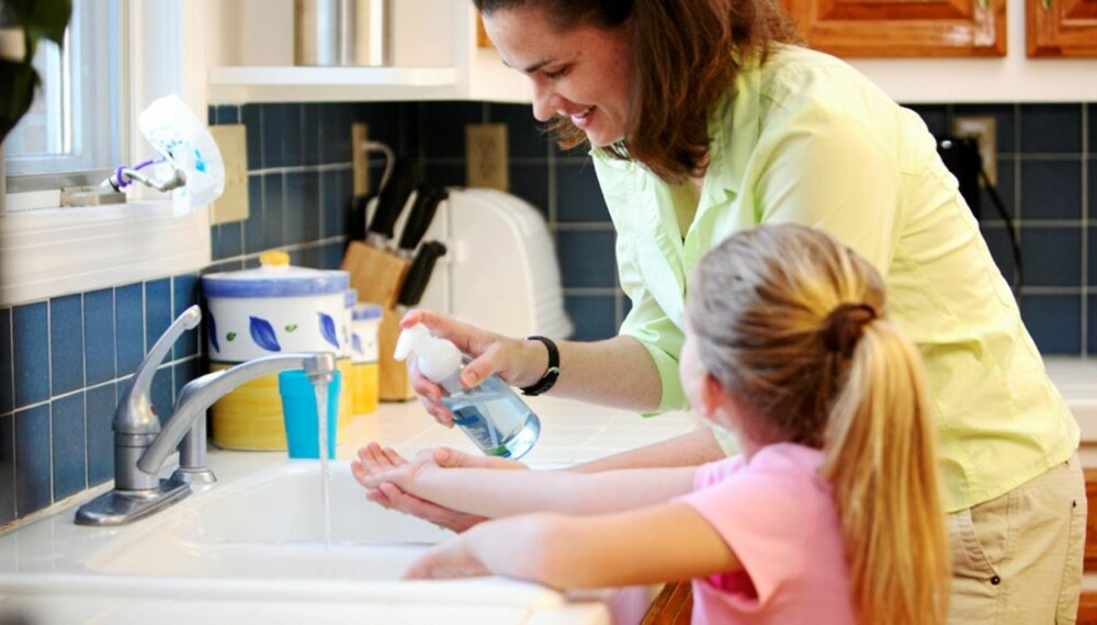 HÅNDHYGIENE: Matinfeksjoner kan forebygges ved å vaske hendene før du lager mat, mellom håndtering av ulike råvarer og før du spiser.