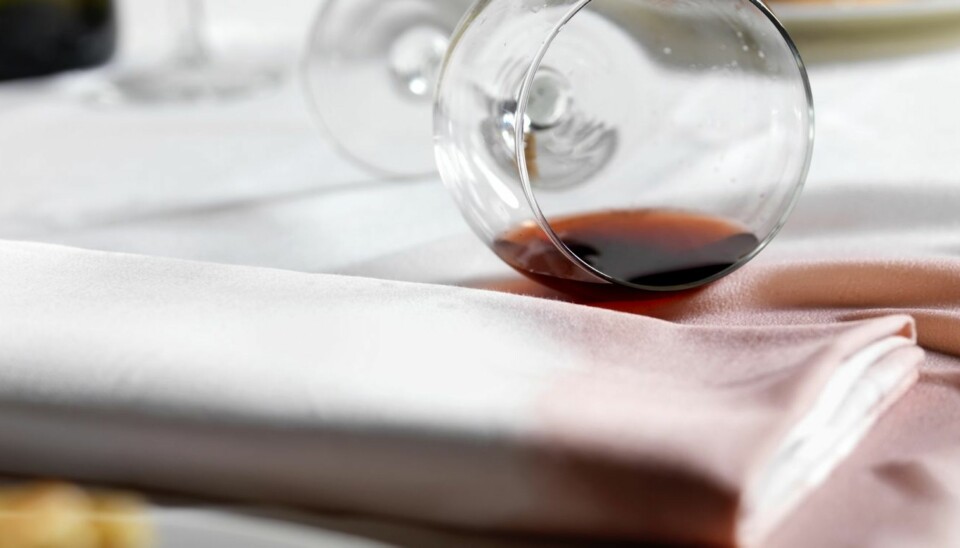 RØDVIN: Det er ikke enkelt å fjerne rødvinsflekker, men det kan la seg gjøre om du bruker høy temperatur og riktig vaskemiddel. Det bør helst også skje så raskt som mulig etter uhellet.