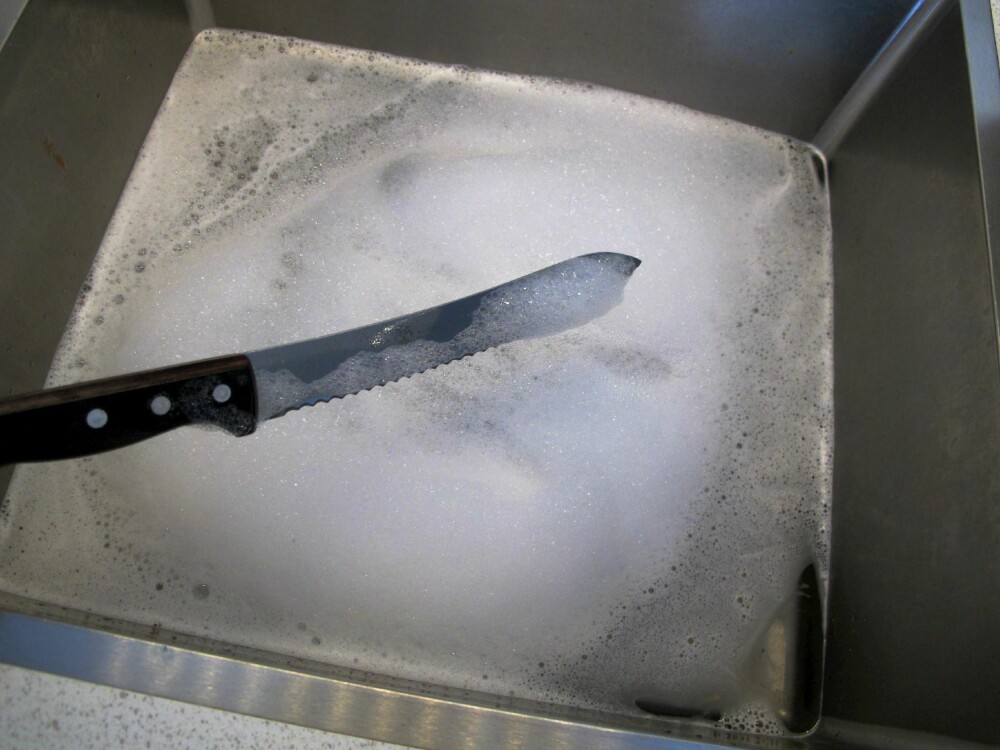 RIKTIG: Slik bør du vaske brødkniven. 
