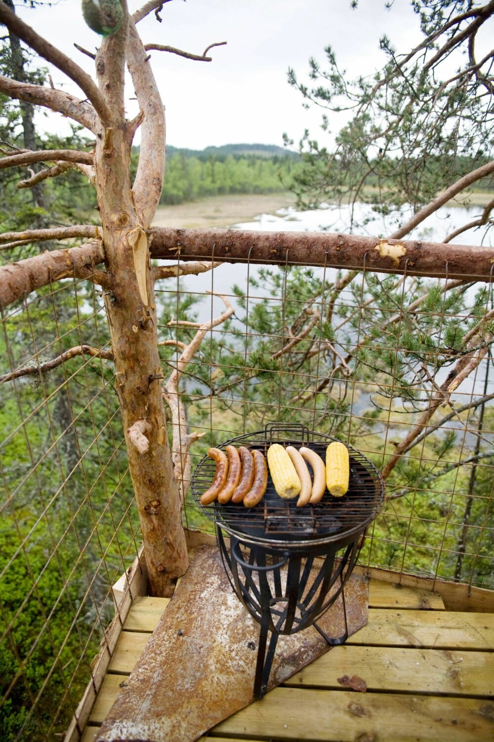 GRILLING I TRETOPPEN: Ute på verandaen kan du grille pølser og maiskolbe til middag. GRILLING I TRETOPPEN: Ute på verandaen kan du grille pølser og maiskolbe til middag.