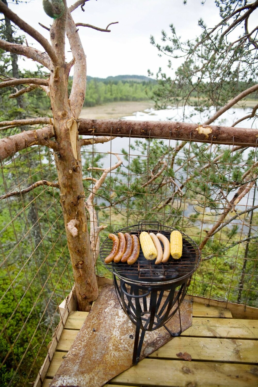 GRILLING I TRETOPPEN: Ute på verandaen kan du grille pølser og maiskolbe til middag.