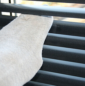 MORSOMT TIPS: Tre en gammel sokk på hånden og bruk den til å tørke av støvet på persiennen.