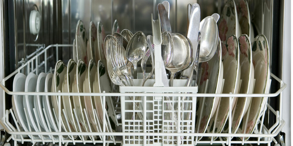 KLART DU KAN: Ja, du kan faktisk puute sølvtøyet rett inn i oppvaskmaskinen. Bare husk å unngå å la de stå ved siden av stål og andre materialer.