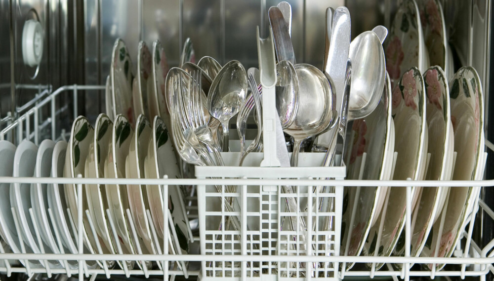 KLART DU KAN: Ja, du kan faktisk puute sølvtøyet rett inn i oppvaskmaskinen. Bare husk å unngå å la de stå ved siden av stål og andre materialer.