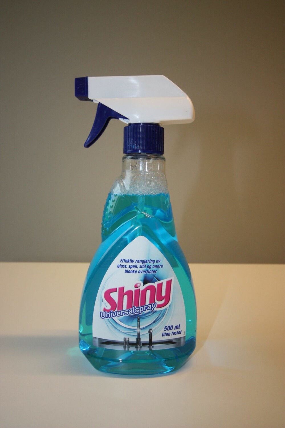SHINY: Med Shiny Universalspray må du unngå langvarig kontakt med tre, aluminium eller porøse overflater