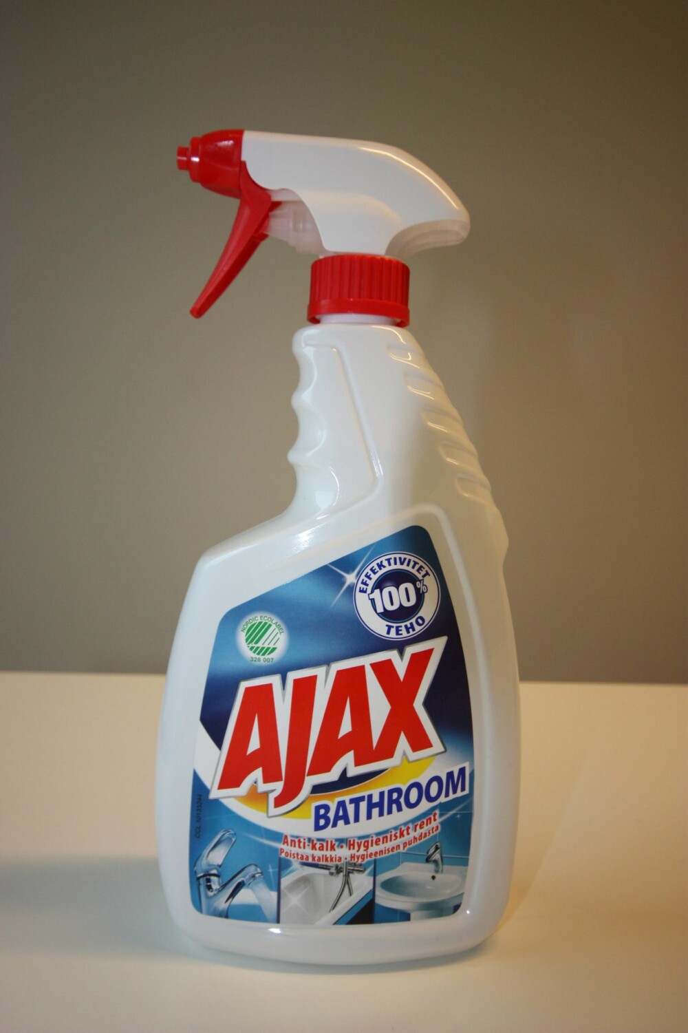 AJAX BAD: Ajax bathroom må ikke brukes på marmor, kalksten, på skadet emalje eller støpejernsbadekar. Bland for all del ikke med klorprodukter, da farlige klorgasser kan oppstå.