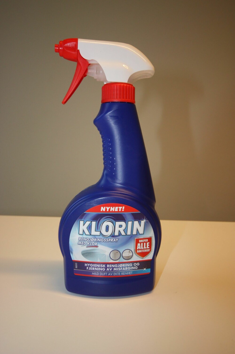 KLORIN: Klorin rengjøringsspray: Unngå kontakt med tekstiler, ikke bruk på linoleum og aluminium.