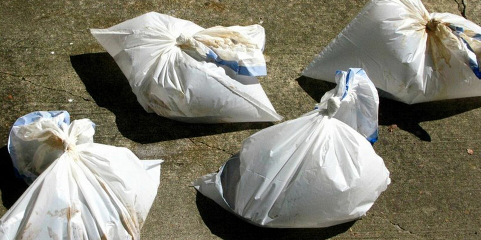 ORIGINAL METODE: Noen dager med ovnsrens innestengt i søppelsekker, gjør susen for støpejernet.