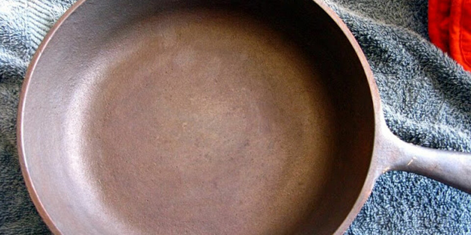 EDDIK GJØR SUSEN: Og slik ser den samme pannen ut etter å ha blitt behandlet med eddik.