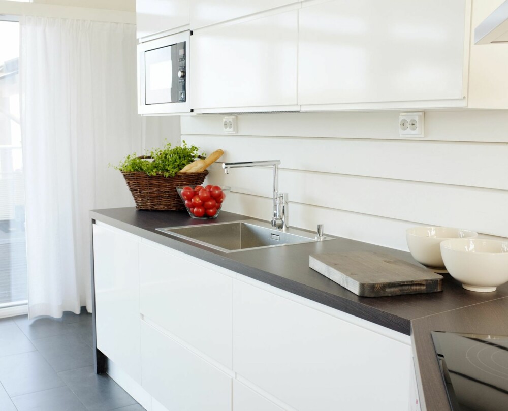 SKITTFJERNER: Oppvasksåpe er perfekt å bruke på kjøkkenskapene for å fjerne lett skitt som ofte legger seg der under matlaging.