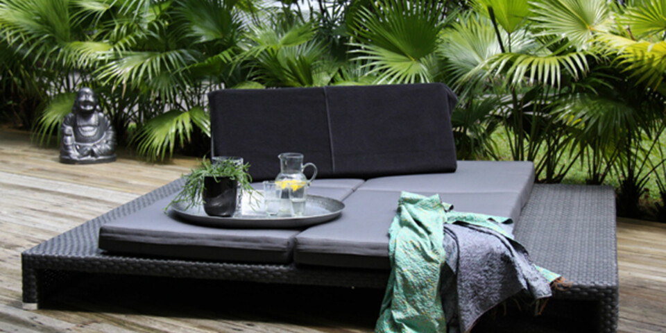 SÅPE OG VANN: Mildt såpevann og en myk svamp er perfekt for å rengjøre møbler i kunstrotting.