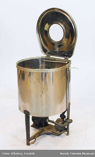TIDLIG MODELL: Dette er en oppvaskmaskin fra 1920-tallet.