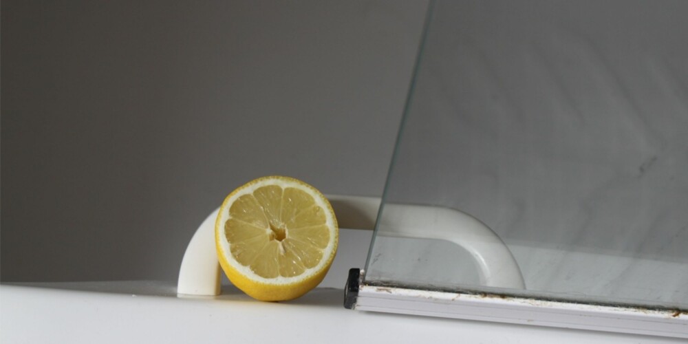 EN TRYLLEKUNSTNER PÅ BADET: Denne lille sitronen er en både kjapp og billig løsning på flekker og striper på dusjdøren.