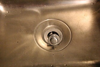 VOND LUKT: Til tider kan man merke at det lukter vondt fra for eksempel en utslagsvask som er lite i bruk. Det kan skyldes dårlig rengjøring eller at vannet i vannlåsen har tørket ut og gir fritt leide for lukt fra toalettavløpet.
