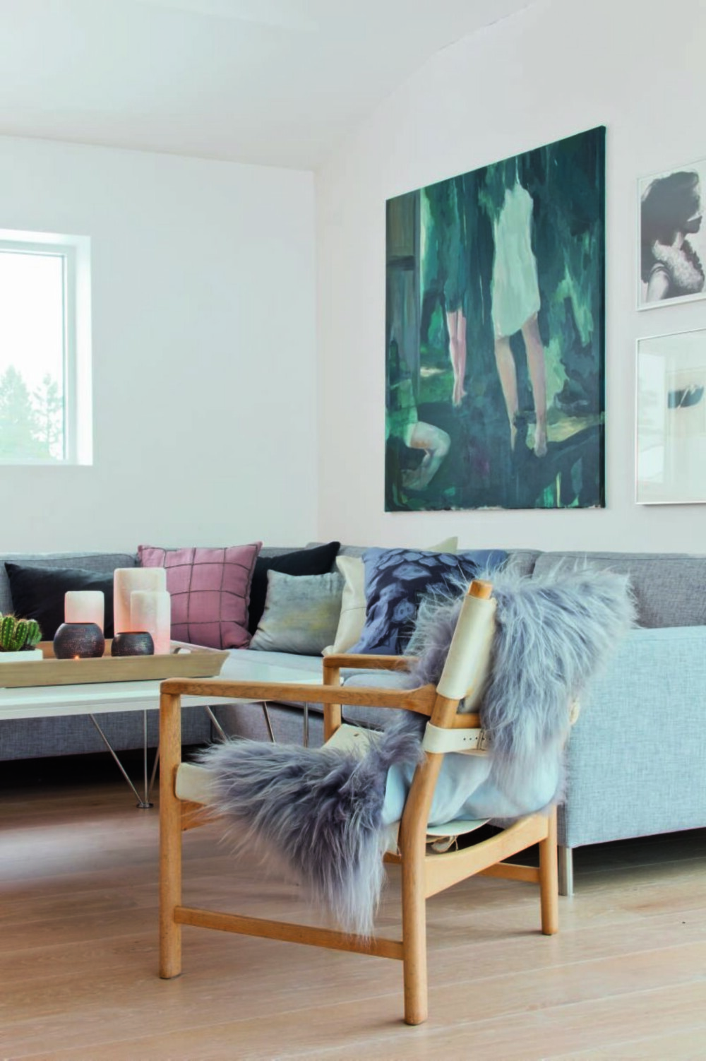 Gode solforhold. Sofahjørnet er lyst, men lunt. Over sofaen fra Bolia henger Annas eget verk, Vägvisare, sammen med en blyanttegning og en grafikk fra en av Annas favorittkunstnere, Helena Bergenrud. Stuebordet er fra Skeidar og safari-stolene er en gave fra Kjetils foreldre: Armstol 2142, designet av Arne Halvorsen og tildelt merket for god design i 1967. Gode solforhold. Sofahjørnet er lyst, men lunt. Over sofaen fra Bolia henger Annas eget verk, Vägvisare, sammen med en blyanttegning og en grafikk fra en av Annas favorittkunstnere, Helena Bergenrud. Stuebordet er fra Skeidar og safari-stolene er en gave fra Kjetils foreldre: Armstol 2142, designet av Arne Halvorsen og tildelt merket for god design i 1967.