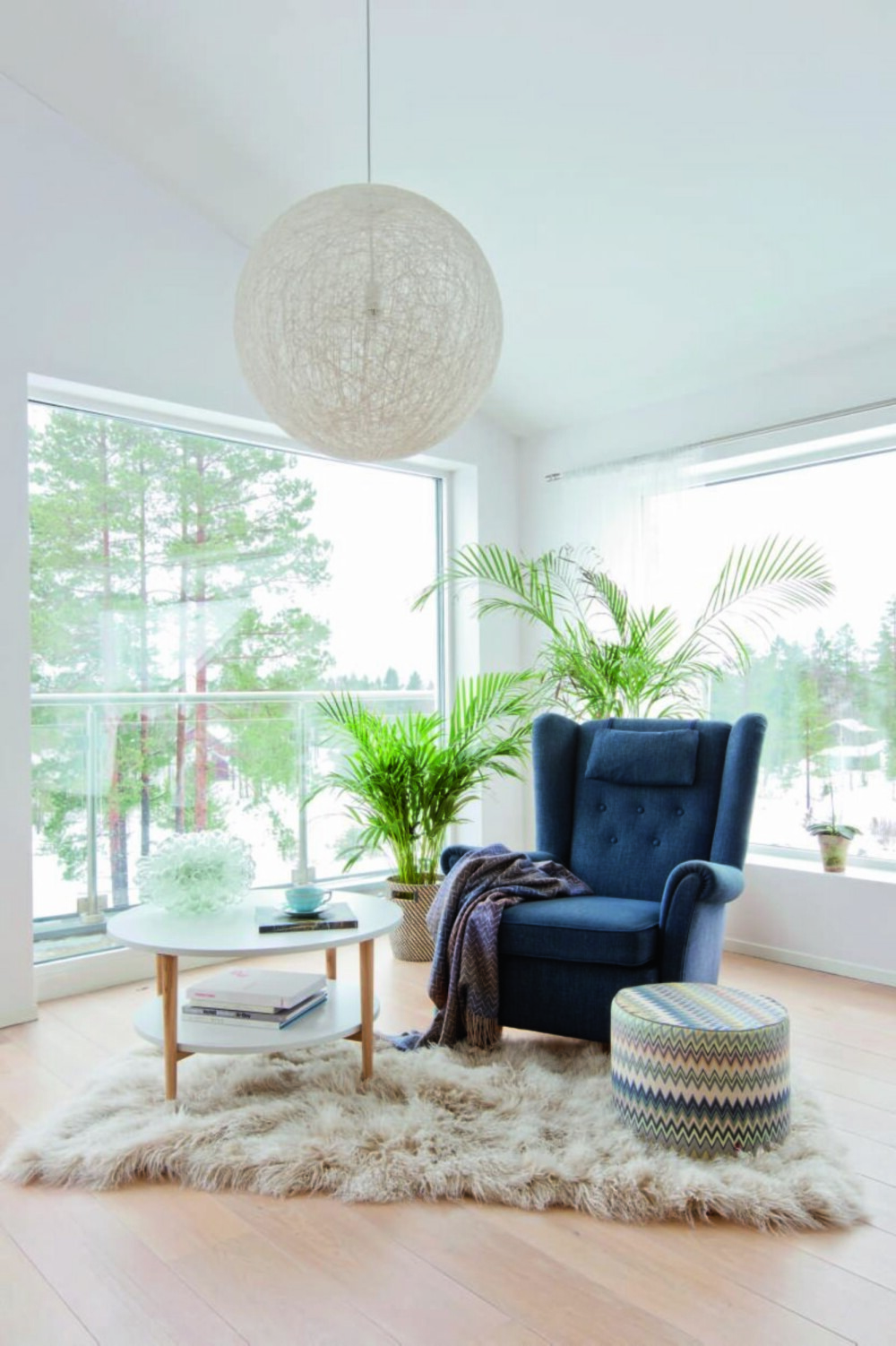 Favoritthjørnet. Ørelappstolen har Anna arvet av sin farmor. Fra den har hun utsikt både tilk skogen og utover Øyeren. Taklampen er fra Living, sidebordet fra Jysk, puffen fra Missoni og gulvtepet fra Home & Cottage. Favoritthjørnet. Ørelappstolen har Anna arvet av sin farmor. Fra den har hun utsikt både tilk skogen og utover Øyeren. Taklampen er fra Living, sidebordet fra Jysk, puffen fra Missoni og gulvtepet fra Home & Cottage.