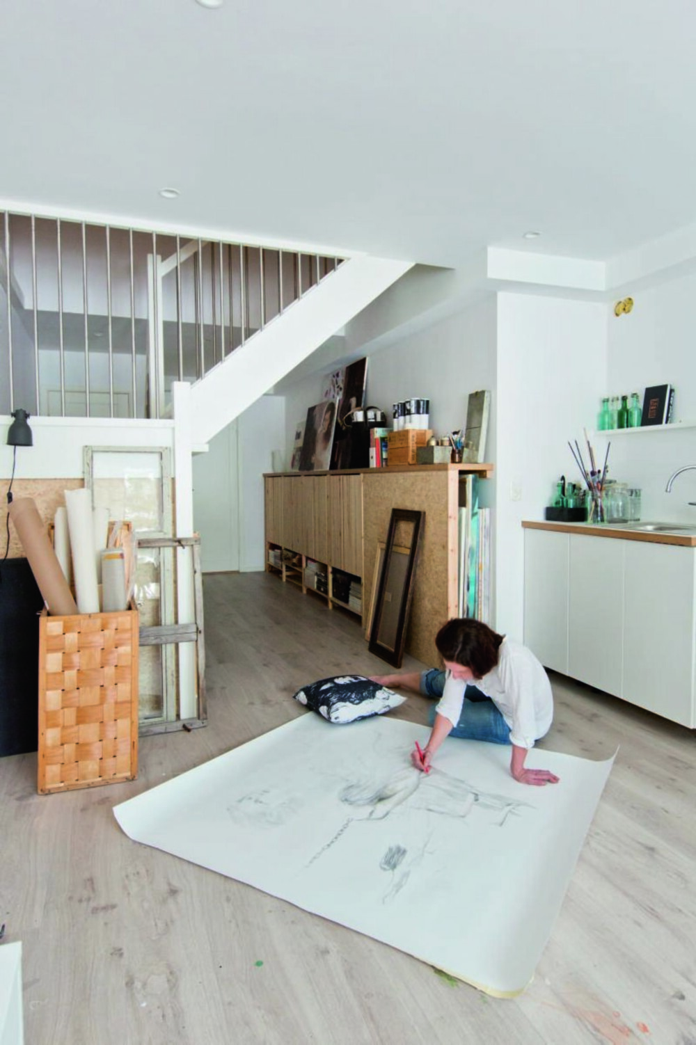 Tegneplass på gulvet. Plass til et eget atelier var et krav da Anna og Kjetil bygde hus. Det ligger i underetasjen, men mangler verken lys eller plass. Skapet fra Ikea holder orden på utstyret, og Anna er spesielt fornøyd med løsningen for store lerret. - Jeg tegner enten på gulvet eller ved å henge papiret på veggen, for å variere arbeidsstillingen, sier Anna. Tegneplass på gulvet. Plass til et eget atelier var et krav da Anna og Kjetil bygde hus. Det ligger i underetasjen, men mangler verken lys eller plass. Skapet fra Ikea holder orden på utstyret, og Anna er spesielt fornøyd med løsningen for store lerret. - Jeg tegner enten på gulvet eller ved å henge papiret på veggen, for å variere arbeidsstillingen, sier Anna.