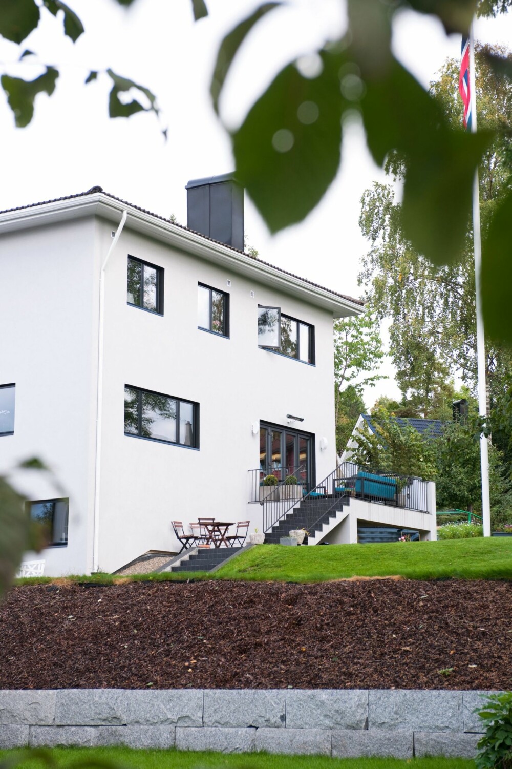 FUNKIS I FORANDRING: Huset har gjennomgått flere endringer siden det ble oppført på 30-tallet. Saltaket er ikke originalt, og nylig har beboerne etterisolert betongkonstruksjonen ved å legge på isoporplater. Åpningen mot terrassen er skiftet ut. FUNKIS I FORANDRING: Huset har gjennomgått flere endringer siden det ble oppført på 30-tallet. Saltaket er ikke originalt, og nylig har beboerne etterisolert betongkonstruksjonen ved å legge på isoporplater. Åpningen mot terrassen er skiftet ut.