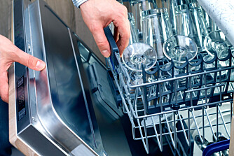 IKKE FOR TETT: Nye krystallglass kan vaskes i oppvaskmaskinen, men pass på så de ikke slår borti hverandre.