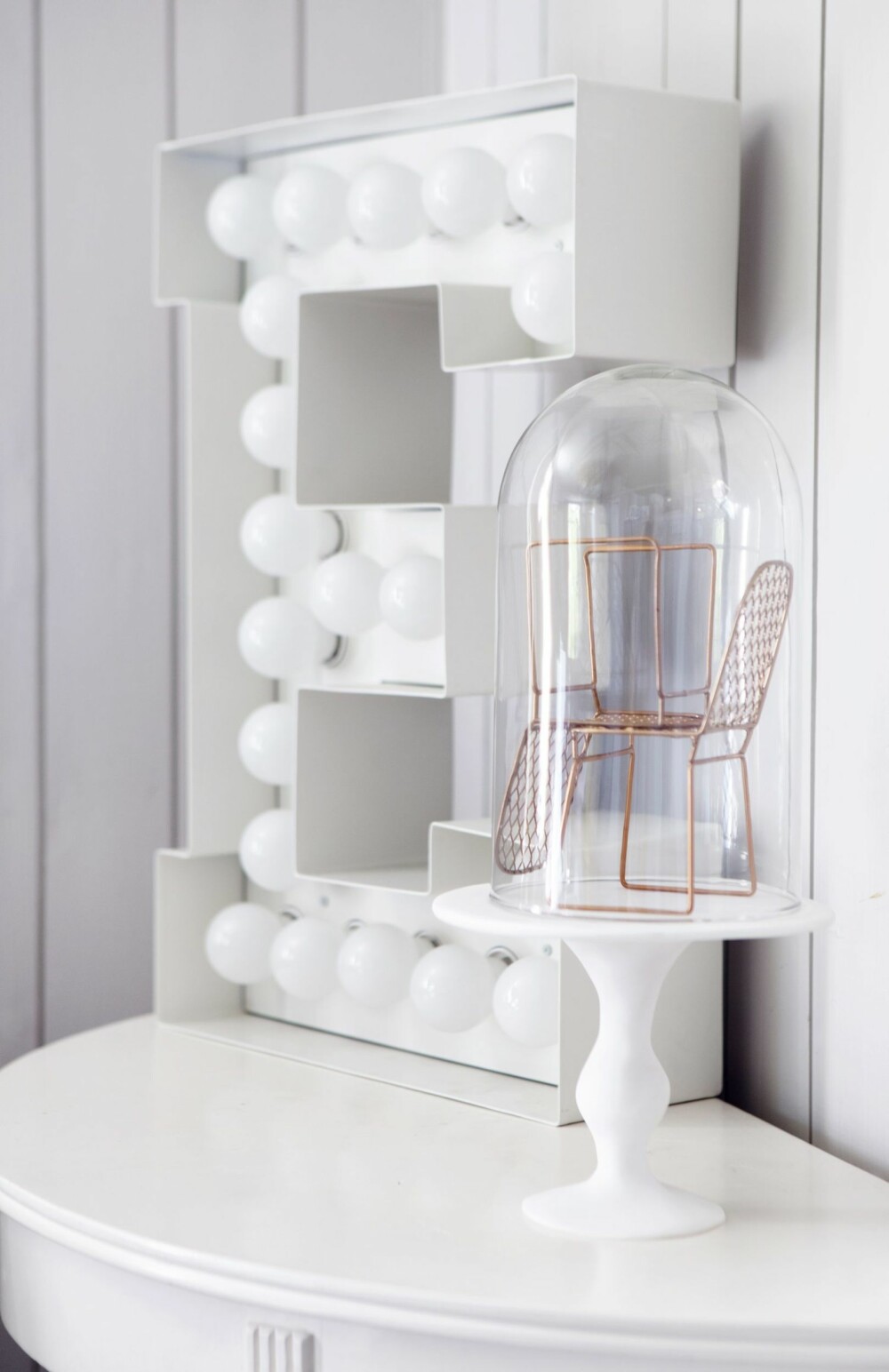 BOKSTAVELIG TALT: Sidebordet er et bruktfunn som Birgit selv har malt. Den lysende bokstaven E er fra Seletti, mens glasskuppelen,
stettfatet og kobberstolene er fra Bolia. Styling: Tone Kroken. BOKSTAVELIG TALT: Sidebordet er et bruktfunn som Birgit selv har malt. Den lysende bokstaven E er fra Seletti, mens glasskuppelen,
stettfatet og kobberstolene er fra Bolia. Styling: Tone Kroken.