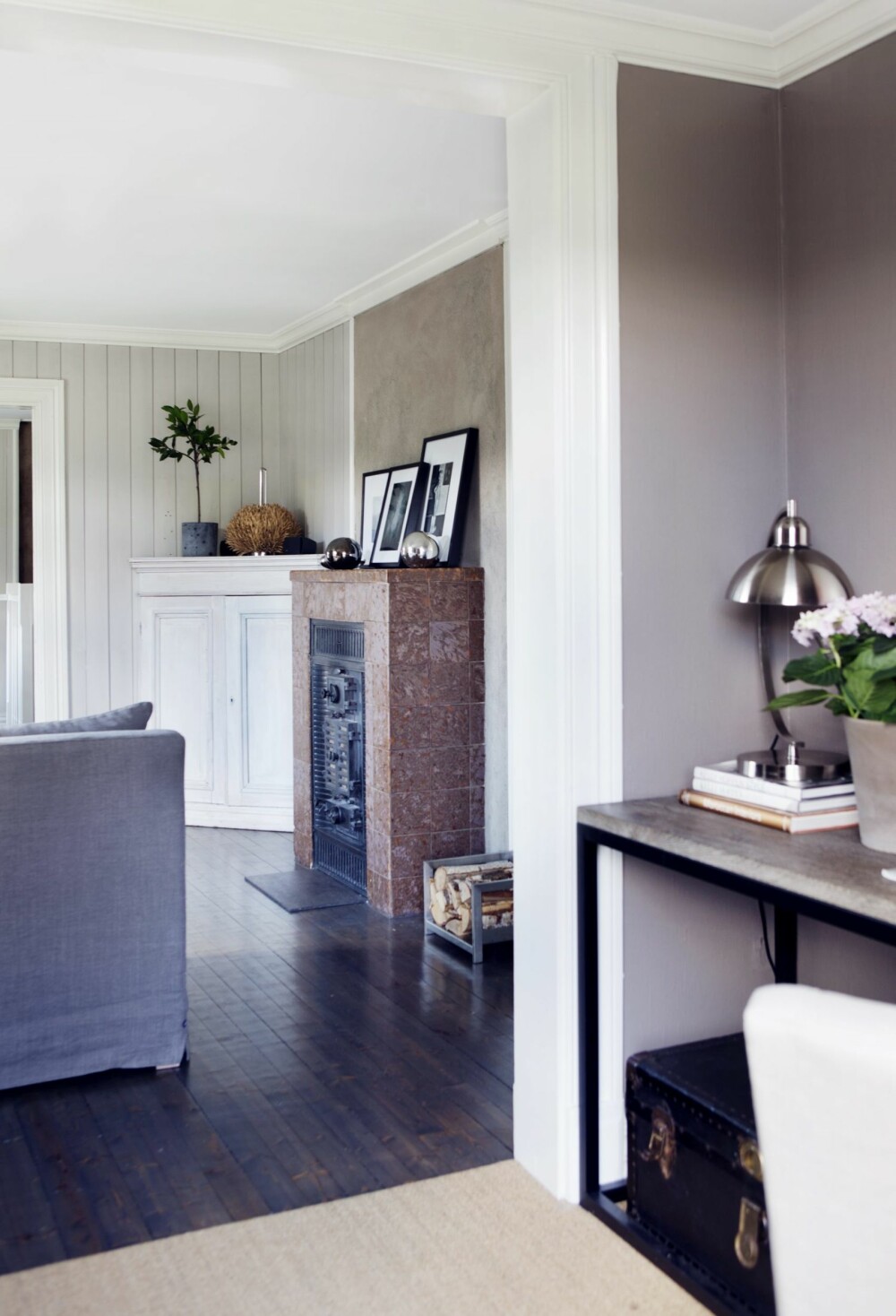 DEN URØRTE KAMINEN: Det gamle hjørneskapet er et bruktkjøp og huser tv-apparatet. Kaminen er det eneste Birgit og mannen ikke har gjort noe med. Veggen er malt med Pure & Original, farge Earth Stone. Sidebord fra Home & Cottage, lampe fra Palma. Styling: Tone Kroken. DEN URØRTE KAMINEN: Det gamle hjørneskapet er et bruktkjøp og huser tv-apparatet. Kaminen er det eneste Birgit og mannen ikke har gjort noe med. Veggen er malt med Pure & Original, farge Earth Stone. Sidebord fra Home & Cottage, lampe fra Palma. Styling: Tone Kroken.