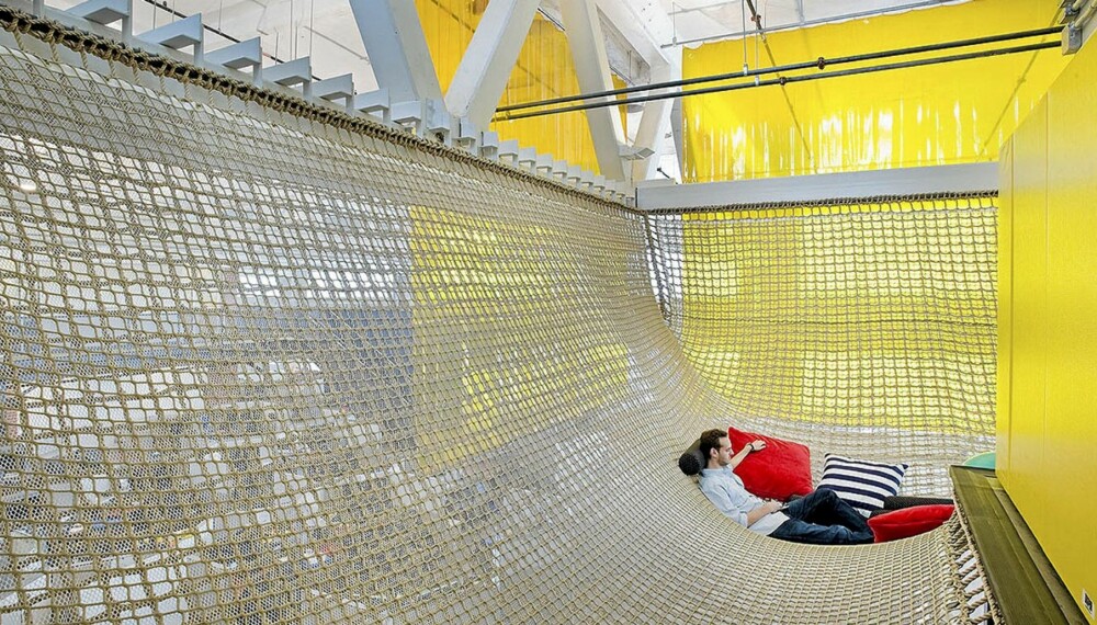 SPRØ SOM KJEKS: Googles nye kontorer i Pittsburgh, Pennsylvania i USA er en hundre år gammel kjeksfabrikk. Her har googlerne forvandlet en gammel industriarbeidsplass til moderne kontorlokaler. Hengekøye, spill og musikkrom hører med når nerdene skal jobbe. SPRØ SOM KJEKS: Googles nye kontorer i Pittsburgh, Pennsylvania i USA er en hundre år gammel kjeksfabrikk. Her har googlerne forvandlet en gammel industriarbeidsplass til moderne kontorlokaler. Hengekøye, spill og musikkrom hører med når nerdene skal jobbe.