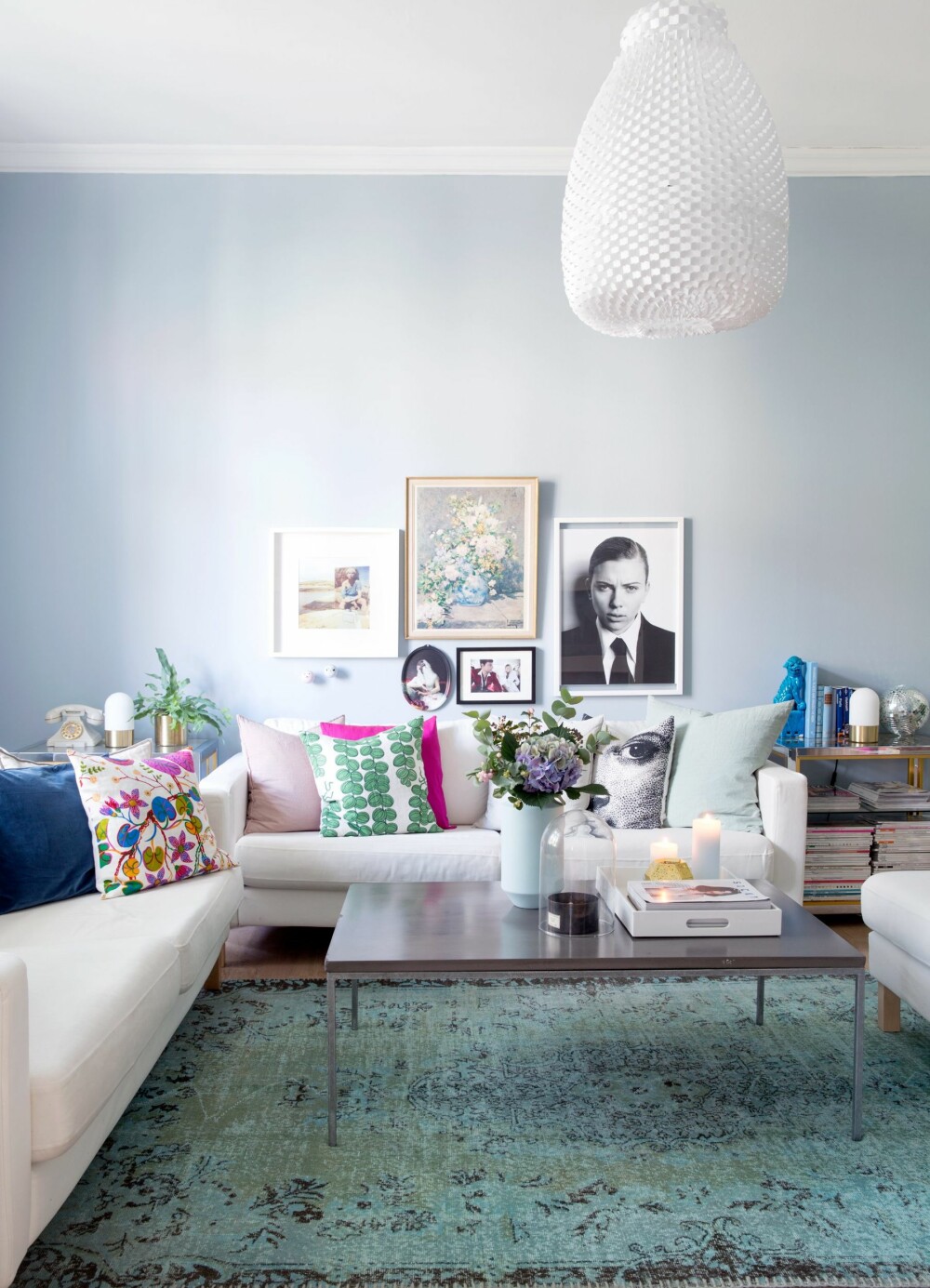 FARGERIK SOFAKROK: Rikke synes det er fint å mikse mange ulike puter som er like og ulike på samme tid. Flere er fra Svensk Tenn. Sofaen er fra Ikea, og bordet er fra MJB Design. Noen av fotografiene har Rikke tatt selv, andre er skrevet ut fra nett, og svart-hvitt-bildet er kjøpt fra fotografiska.eu. Maleriet er kjøpt i en bruktbutikk. FARGERIK SOFAKROK: Rikke synes det er fint å mikse mange ulike puter som er like og ulike på samme tid. Flere er fra Svensk Tenn. Sofaen er fra Ikea, og bordet er fra MJB Design. Noen av fotografiene har Rikke tatt selv, andre er skrevet ut fra nett, og svart-hvitt-bildet er kjøpt fra fotografiska.eu. Maleriet er kjøpt i en bruktbutikk.