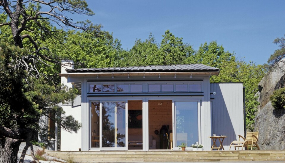 DESIGNPERLE: Hytta på 55 kvm har en stor, figrurskåret terrasse på 40 kvm. Den går nesten hele veien rundt hytta som blant annet består av trekantet hovedform. Bygningen er kilt inn mellom glattskurte svaberg i Kjerringvik, midt mellom Larvik og Sandefjord.