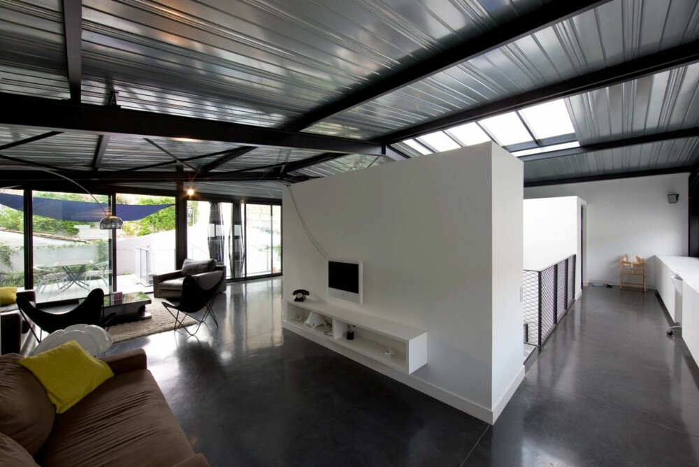 KONTRASTER: Svarte gulv mot hvite vegger gir en kul effekt og som passer godt til de stramme linjene og stilrene møblene.