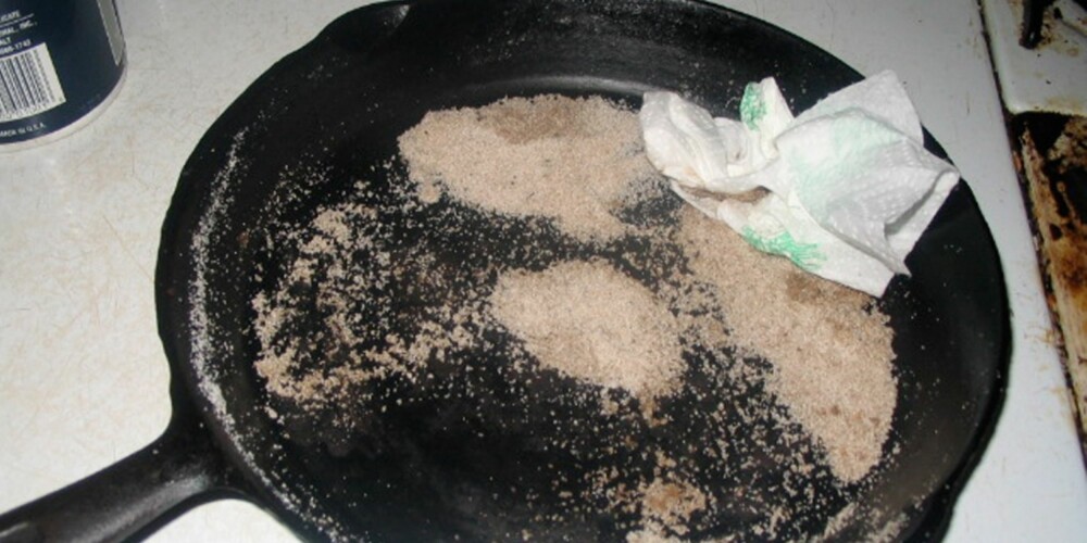 JERNPANNER: Mange eksperter mener salt egner seg ypperlig når du skal gjøre ren jernpannen.