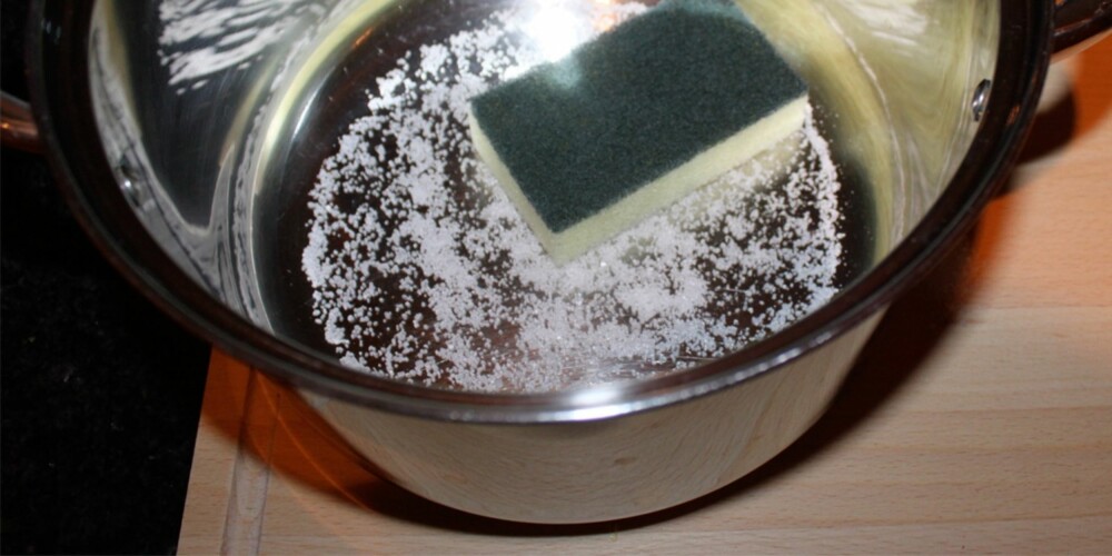 SKRUBB: Svartbrente panner blir blanke igjen med litt salt og en omgang med en svampen. SKRUBB: Svartbrente panner blir blanke igjen med litt salt og en omgang med en svampen.