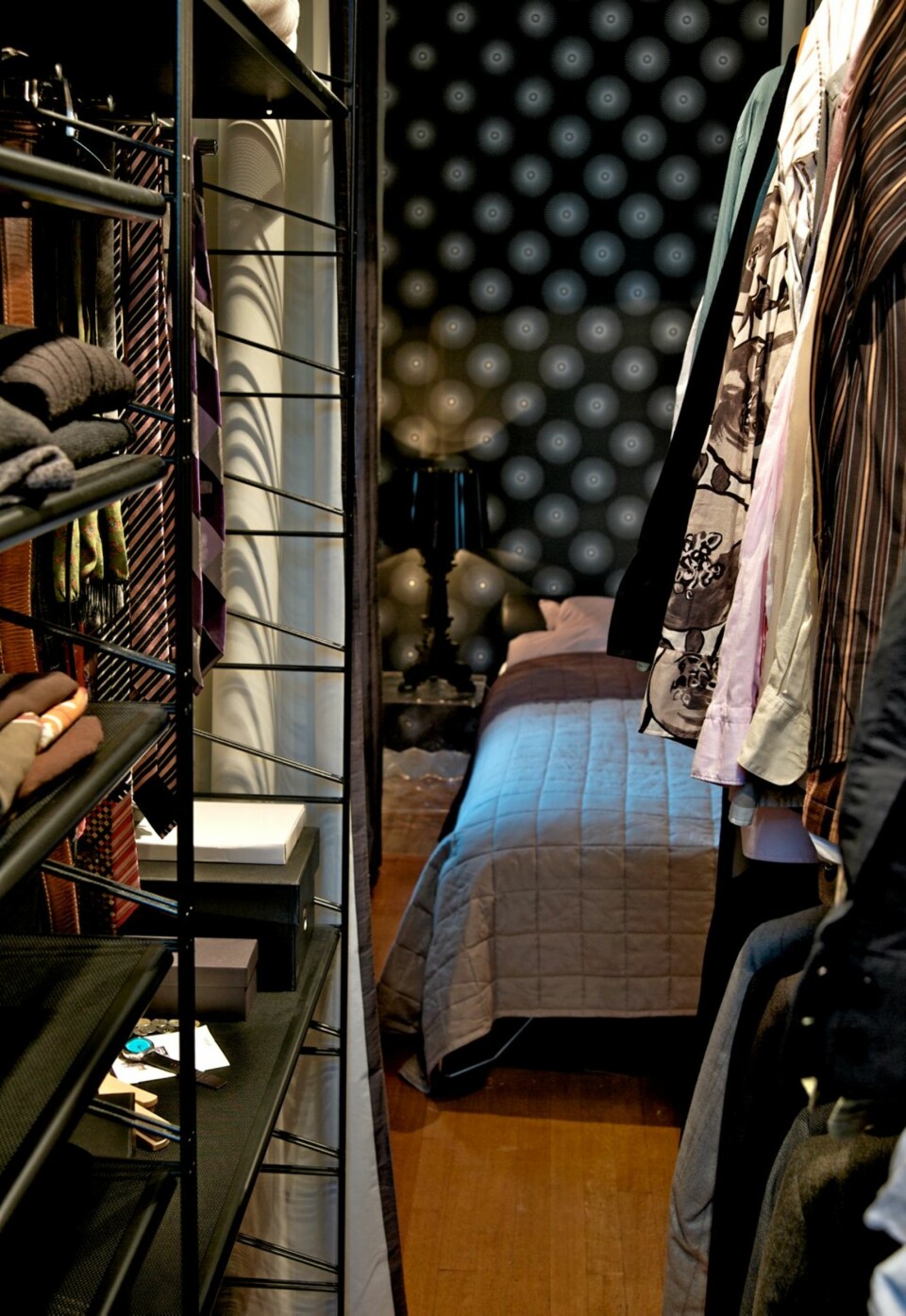 GEDIGEN: Garderobeavdelingen ligger vegg i vegg med soverommet. Hyllesystemet 'Caimis Socrate' er nøkkelen til rommets store brukbarhet. Åpenheten mellom stigene og vinduet gir garderoben en egen luftighet.