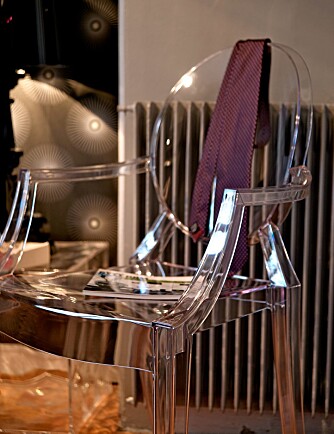 TRANSPARENT: Stolen "Louis Ghost" er designet av Philippe Starck. Den er laget av polykarbonat, et glassklart materiale som er langt mer formbart enn velkjente pleksi. TRANSPARENT: Stolen "Louis Ghost" er designet av Philippe Starck. Den er laget av polykarbonat, et glassklart materiale som er langt mer formbart enn velkjente pleksi.