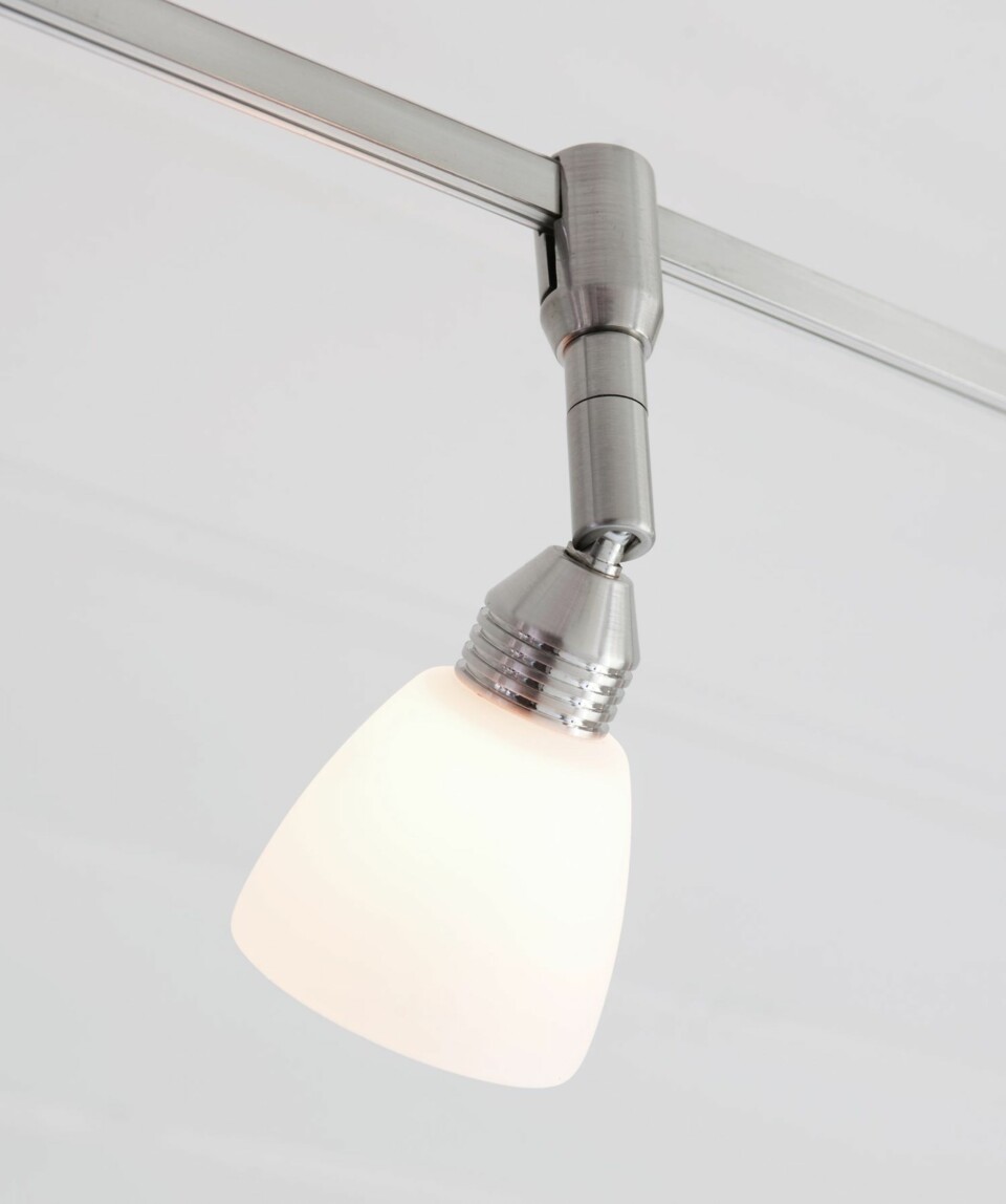 PÅ SKINNER. Har du en mobil kjøkkenøy er det smart med flyttbare lys på skinner.