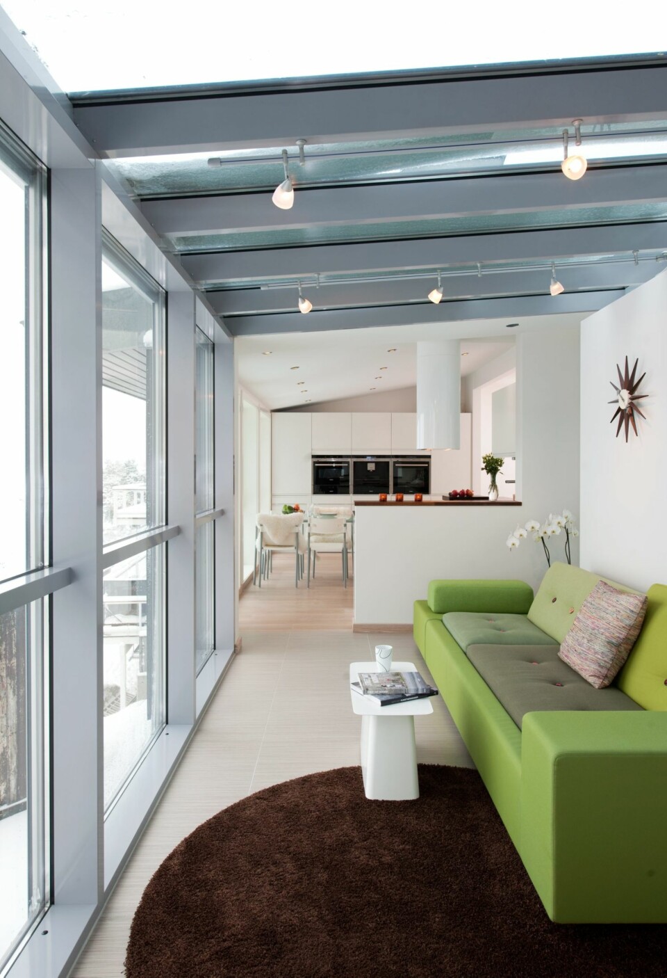 LYSSKINNER. Skinner i taket med bevegelige lyspunkter er en
god investering. Her er sofaen plassert med sitteplassene
mot utsikt og dagslys. Takvinduer gir også ekstra dagslys inn
i rommet. På kveldstid gjør lysskinnene jobben.