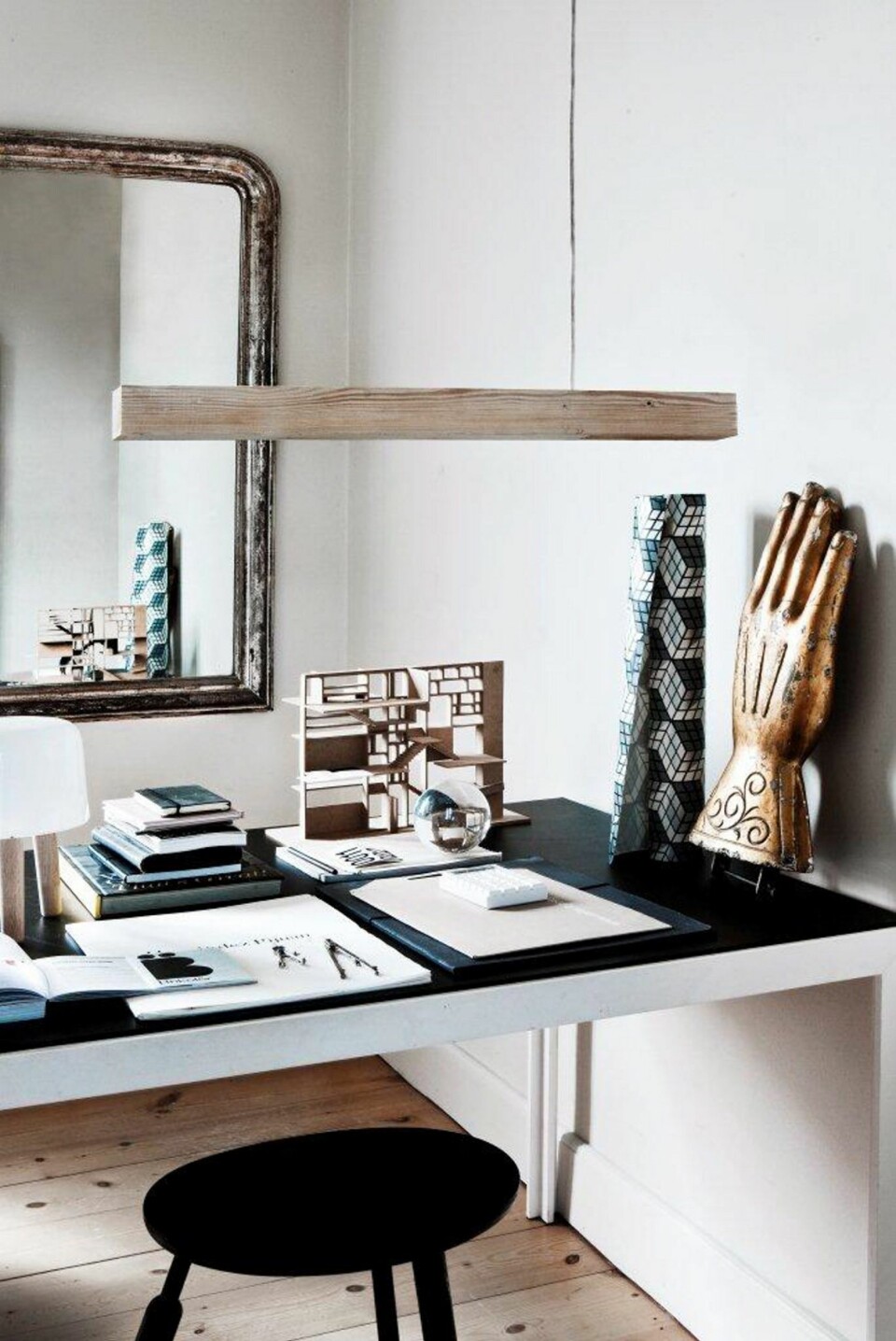 LESELYS. Ved arbeidsbordet trenger du konsentrert direktebelysning, avlang pendel Blasted, fra andtradition og llums Bolighus.