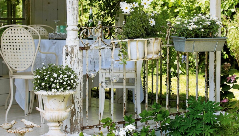 SOMMERROMANTIKK: Dekorerer du uteplassen i hvitt skaper du romantiske omgivelser. Ved hjelp av blomster og planter blir selv den kjedeligste uteplass til en oase.