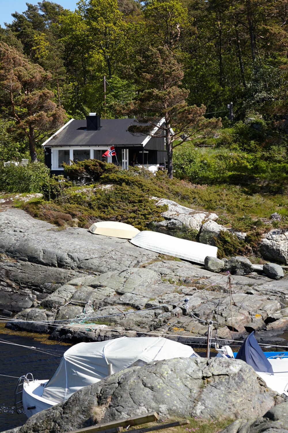 BÅTLIV: Sjøveien er den raskeste veien til hytta fra Kristiansand. En smal bukt gir fine båtplasser. 