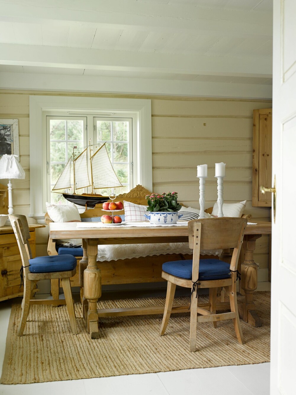 Spisestuen er holdt lys. Fargen havre gjør den lun og passer til gløden i treverket på møblene som stod i sommerhuset i Grimstad hos Elisabeths oldeforeldre.
